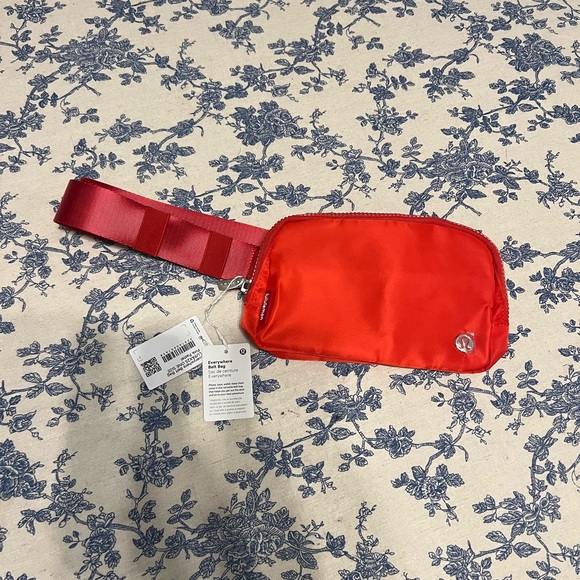 NWT Lululemon Everywhere Belt Bag “Pastel Pink” Red - Picture 2 of 7